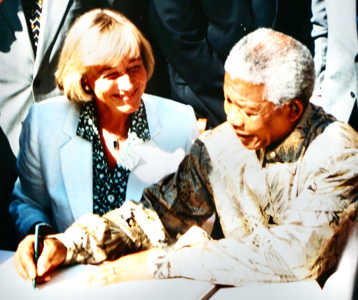 Nelson Mandela trägt sich in das Goldene Buch der Stadt Heidelberg ein